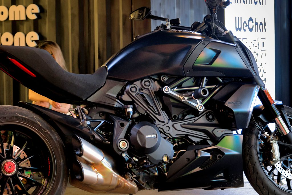 covering noir moto