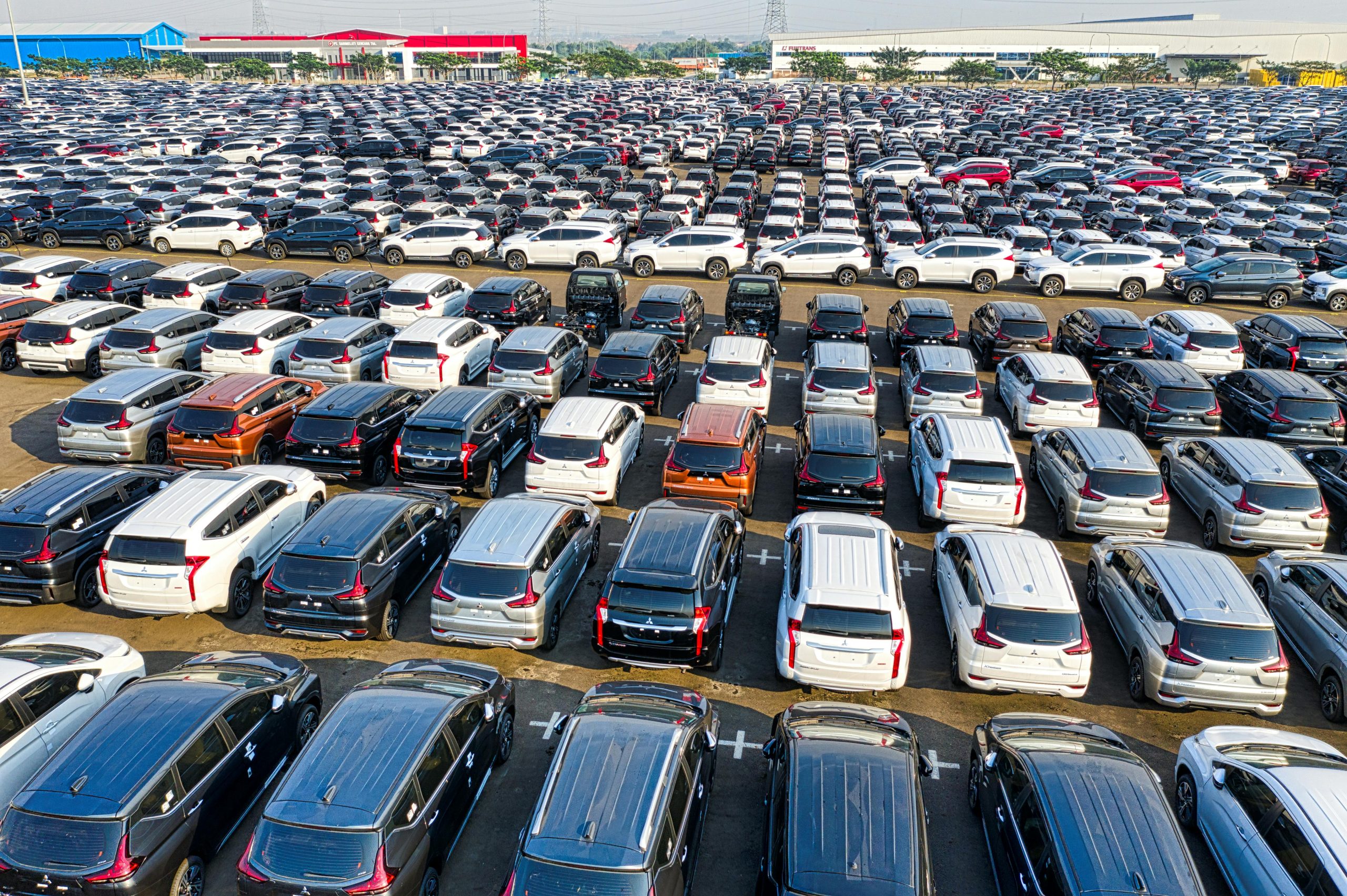 Voitures d’occasion multi-marques stationnées