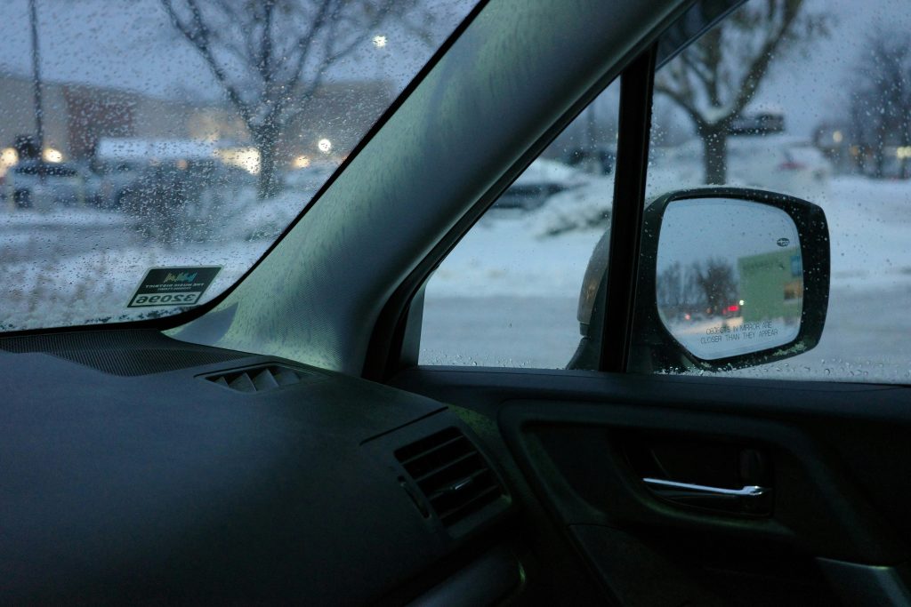 Vue intérieure voiture en hiver