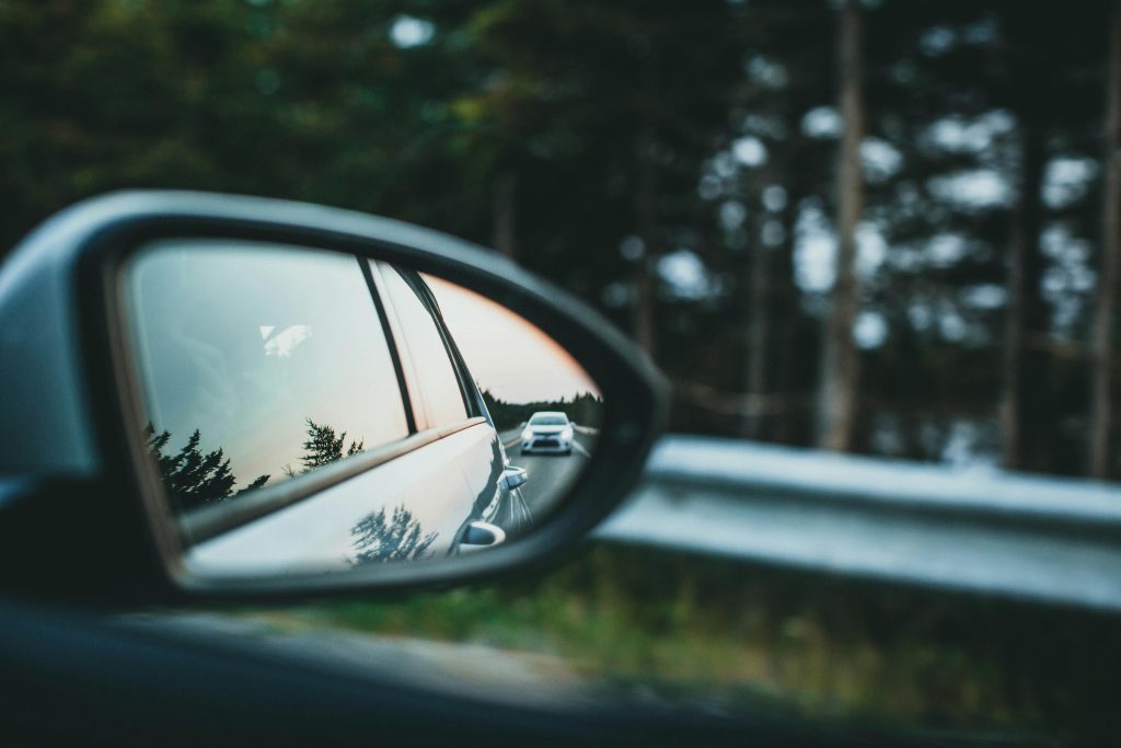 Voiture visible dans rétroviseur latéral