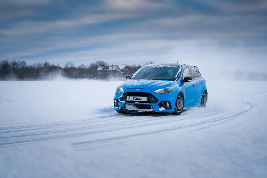 Voiture en virage sur neige