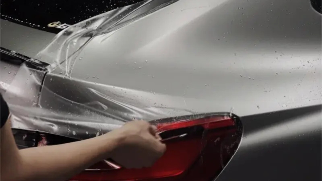 Pose film transparent pour protéger la carrosserie