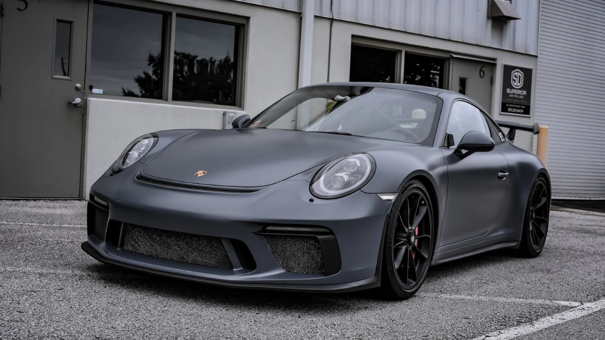 Supercar protégée par film mat