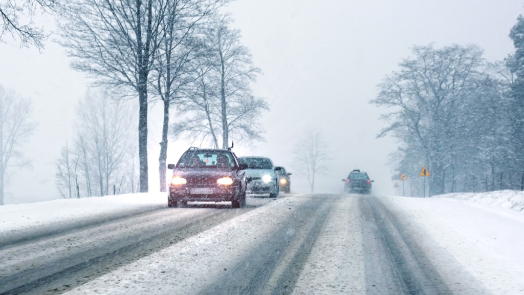 Voitures sous tempête de neige