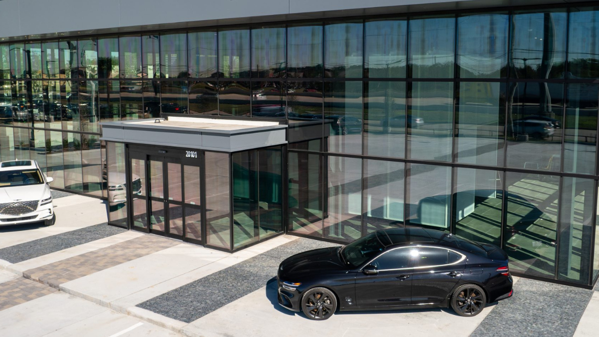 Voiture en leasing 2026 devant un concessionnaire