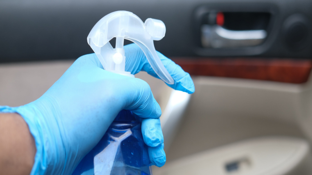 Nettoyage auto à sec avec spray écologique