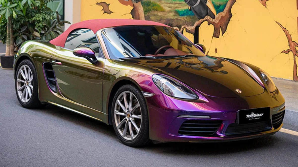 Voiture au covering caméléon aux reflets irisés sous la lumière